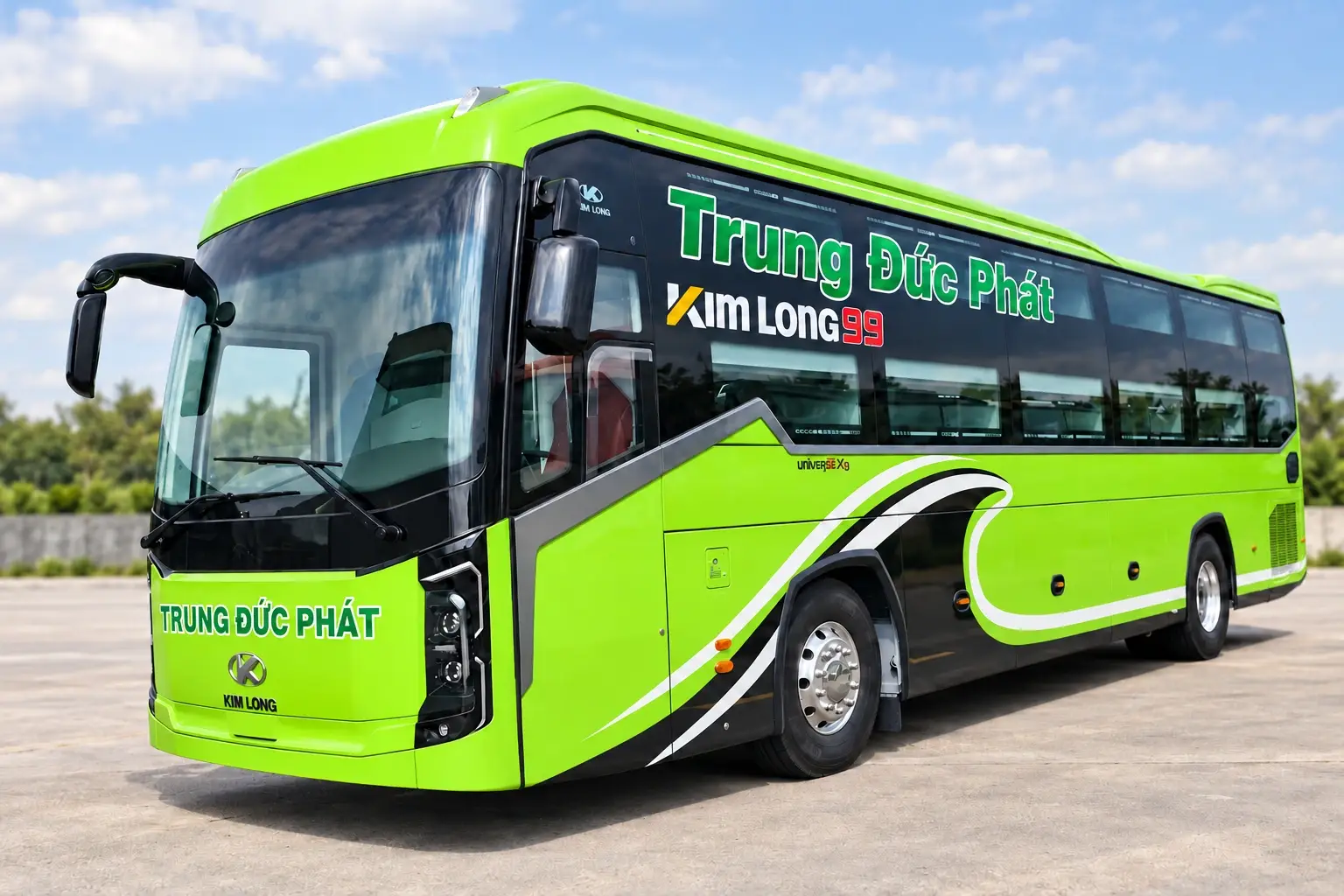 Xe Trung Đức Phát với tên nhà xe rõ trên thân, nền ảnh được chỉnh gọn